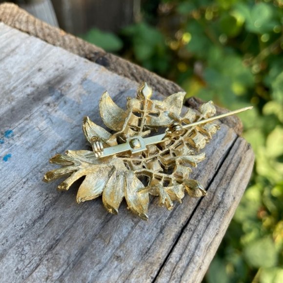 Vintage Rhinestone Pin Blue Green Stones in a Matte Gold Setting - Picture 6 of 11